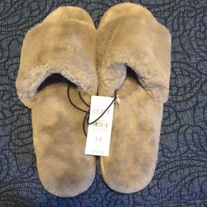 Loft super soft Faux Fur Slippers Size Med(7-8)